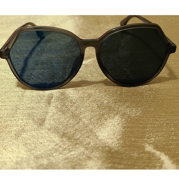 Authentic Fendi Amor Letters Sunglasses - Picture 5 of 9